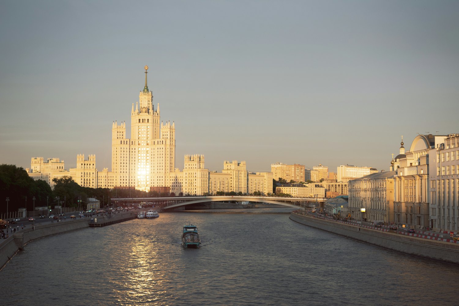 Москва, жилая застройка на набережной